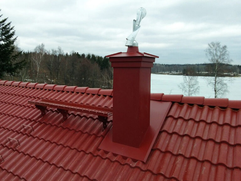 Skorsstensrenovering tatning pa tak Moja Stockholms Skargard 768x576 (1)