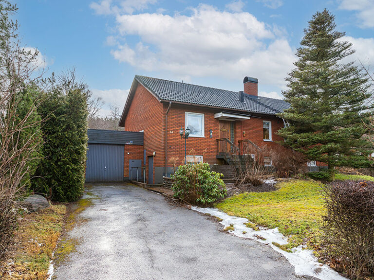 Takrenovering tegeltak villa Nacka Lannersta 768x576
